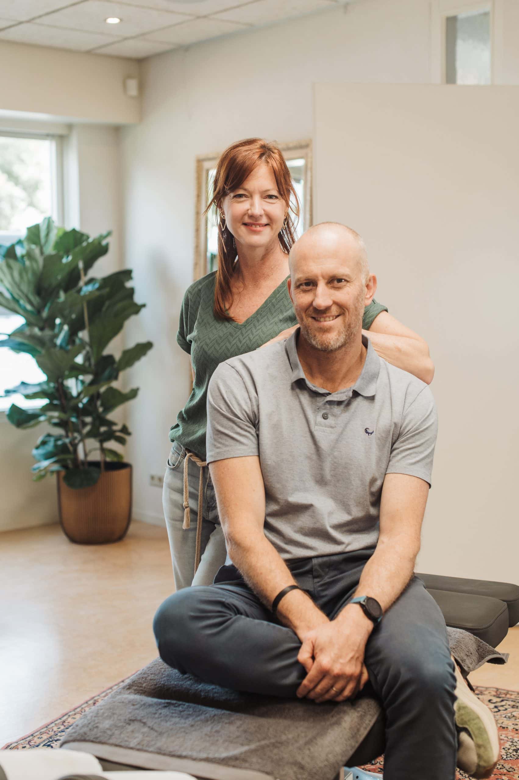 Chiropractor doet nek-behandeling